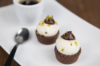 Sicilya pasta ve kahve beyaz çanak üzerinde