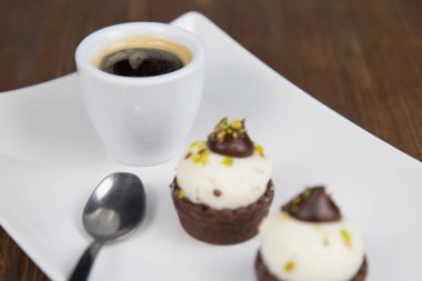 Sicilya pasta ve kahve beyaz çanak üzerinde