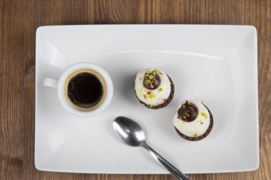 Sicilya pasta ve kahve beyaz çanak üzerinde