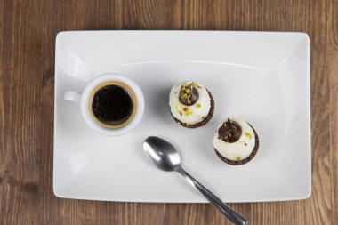 Sicilya pasta ve kahve beyaz çanak üzerinde