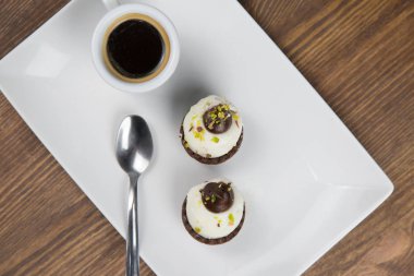 Sicilya pasta ve kahve beyaz çanak üzerinde