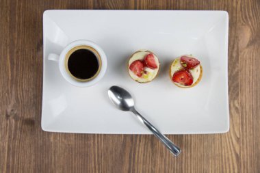 Sicilya pasta ve kahve beyaz çanak üzerinde