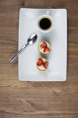 Sicilya pasta ve kahve beyaz çanak üzerinde