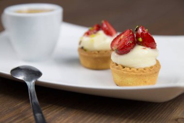 Sicilya pasta ve kahve beyaz çanak üzerinde