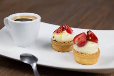 Sicilya pasta ve kahve beyaz çanak üzerinde