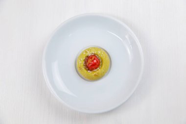 Sicilya pasta Beyaz dairesel çanak üzerinde