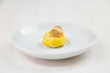 Sicilya pasta Beyaz dairesel çanak üzerinde