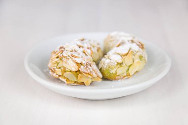 Sicilya pasta Beyaz dairesel çanak üzerinde