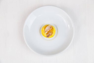 Sicilya pasta Beyaz dairesel çanak üzerinde