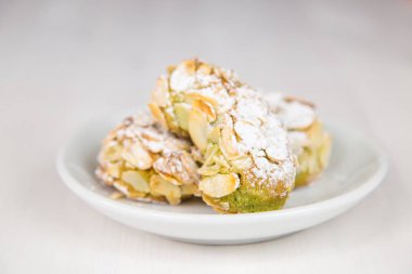 Sicilya pasta Beyaz dairesel çanak üzerinde