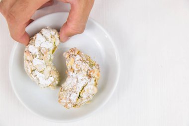 Sicilya pasta Beyaz dairesel çanak üzerinde