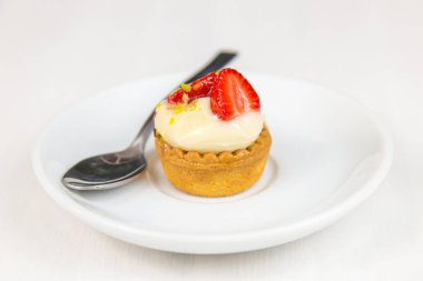 Sicilya pasta Beyaz dairesel çanak üzerinde