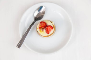 Sicilya pasta Beyaz dairesel çanak üzerinde