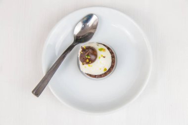 Sicilya pasta Beyaz dairesel çanak üzerinde