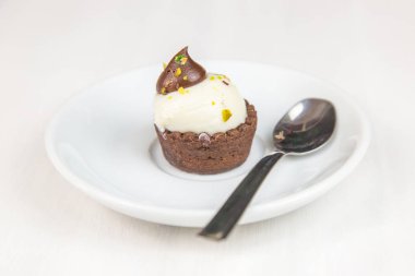 Sicilya pasta Beyaz dairesel çanak üzerinde