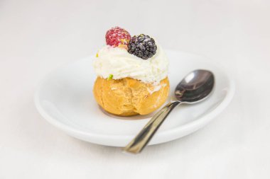 Sicilya pasta Beyaz dairesel çanak üzerinde