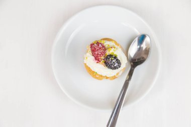 Sicilya pasta Beyaz dairesel çanak üzerinde