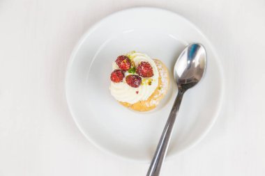 Sicilya pasta Beyaz dairesel çanak üzerinde