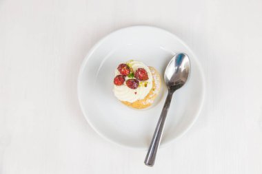 Sicilya pasta Beyaz dairesel çanak üzerinde