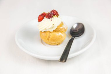 Sicilya pasta Beyaz dairesel çanak üzerinde