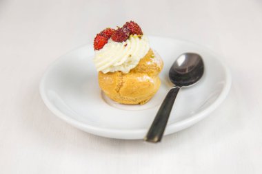 Sicilya pasta Beyaz dairesel çanak üzerinde