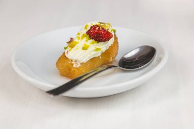 Sicilya pasta Beyaz dairesel çanak üzerinde