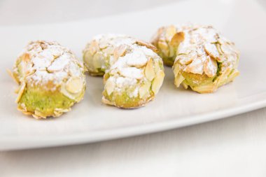 Sicilya pasta üzerinde beyaz dikdörtgen tabak