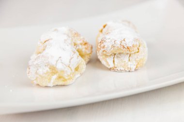 Sicilya pasta üzerinde beyaz dikdörtgen tabak