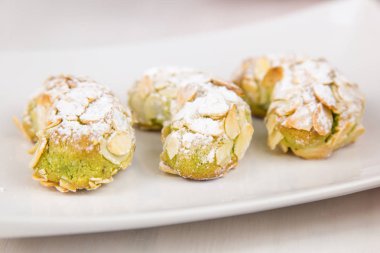 Sicilya pasta üzerinde beyaz dikdörtgen tabak