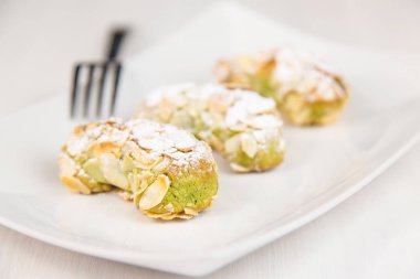 Sicilya pasta üzerinde beyaz dikdörtgen tabak