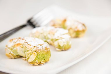 Sicilya pasta üzerinde beyaz dikdörtgen tabak