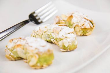 Sicilya pasta üzerinde beyaz dikdörtgen tabak