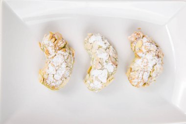 Sicilya pasta üzerinde beyaz dikdörtgen tabak