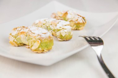 Sicilya pasta üzerinde beyaz dikdörtgen tabak