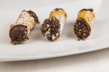 Sicilya pasta üzerinde beyaz dikdörtgen tabak