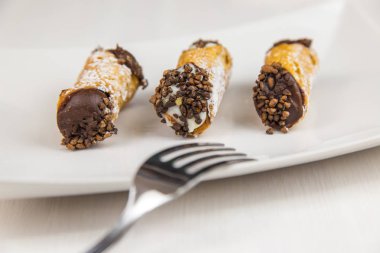 Sicilya pasta üzerinde beyaz dikdörtgen tabak