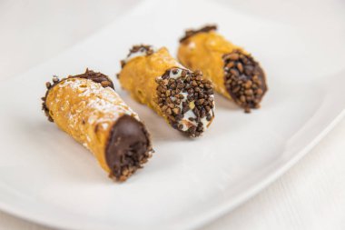 Sicilya pasta üzerinde beyaz dikdörtgen tabak