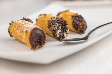 Sicilya pasta üzerinde beyaz dikdörtgen tabak