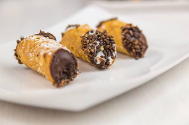 Sicilya pasta üzerinde beyaz dikdörtgen tabak