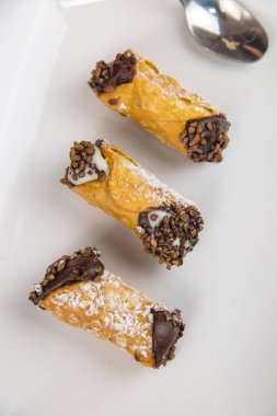 Sicilya pasta üzerinde beyaz dikdörtgen tabak