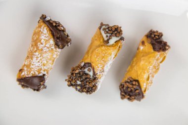 Sicilya pasta üzerinde beyaz dikdörtgen tabak