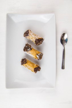 Sicilya pasta üzerinde beyaz dikdörtgen tabak