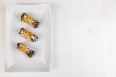 Sicilya pasta üzerinde beyaz dikdörtgen tabak