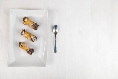 Sicilya pasta üzerinde beyaz dikdörtgen tabak