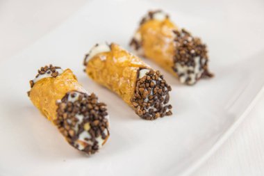 Sicilya pasta üzerinde beyaz dikdörtgen tabak