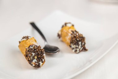 Sicilya pasta üzerinde beyaz dikdörtgen tabak