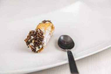 Sicilya pasta üzerinde beyaz dikdörtgen tabak