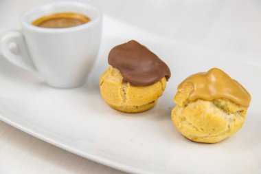 bigne' ve beyaz çanak üzerinde kahve