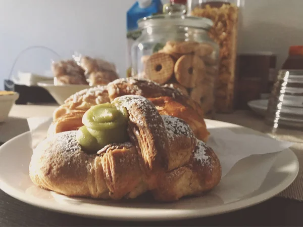 Pequeno-almoço servido com croissant — Fotografia de Stock