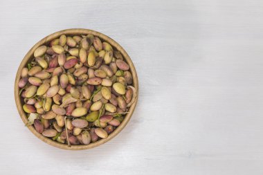 Ön ahşap kase taze fıstıklı
